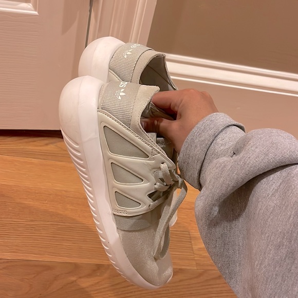 Size 6 Adidas Sneakers, NEW. Never worn before, all new - Picture 4 of 5